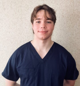 Тимофей в тёмной майке